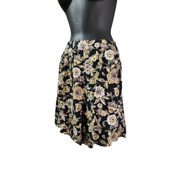 Fundamental Things Petite Shorts Black With Floral. 24/26 Inch Stretchy Waist - Picture 8 of 11